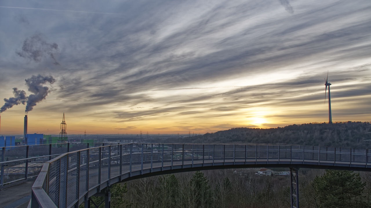 Hoheward, Blick auf Halde Hoppenbruch mit Windrad